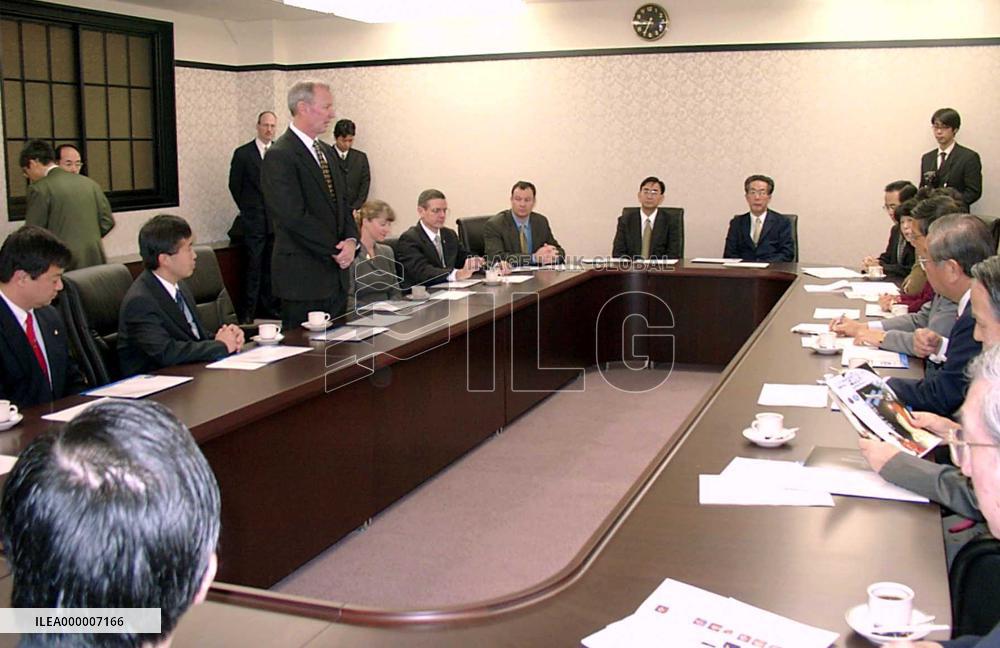 Astronauts brief Japanese science minister