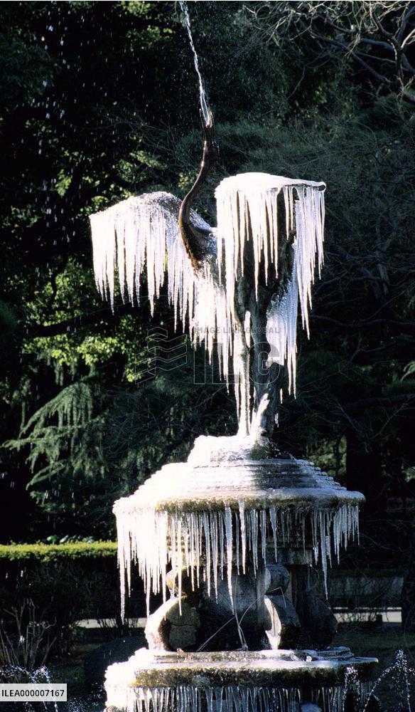 Cold snap brings heavy snow to wide areas of Japan