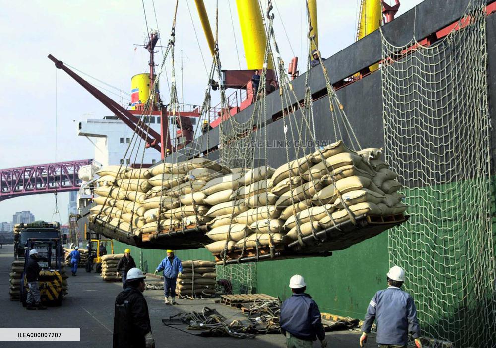 Japan begins loading rice for shipment to N. Korea