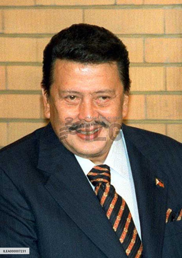 Estrada says he doubts legality of new presidency