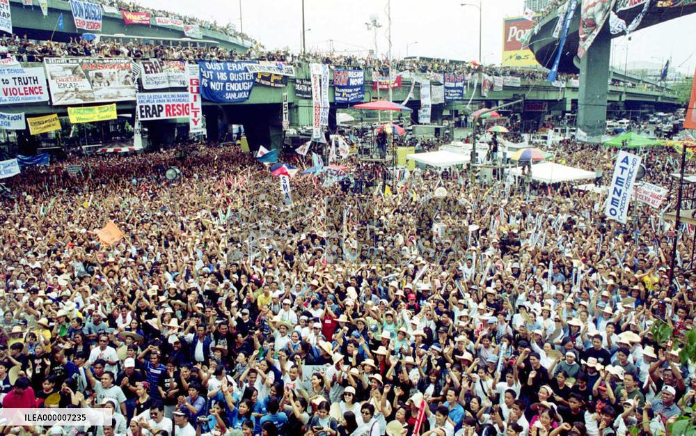 Philippine people celebrate on news of Estrada resignation