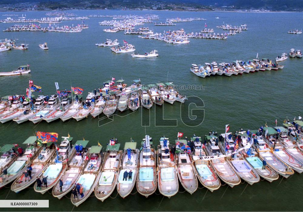 Fishermen rally to demand gov't open Isahaya Bay dikes