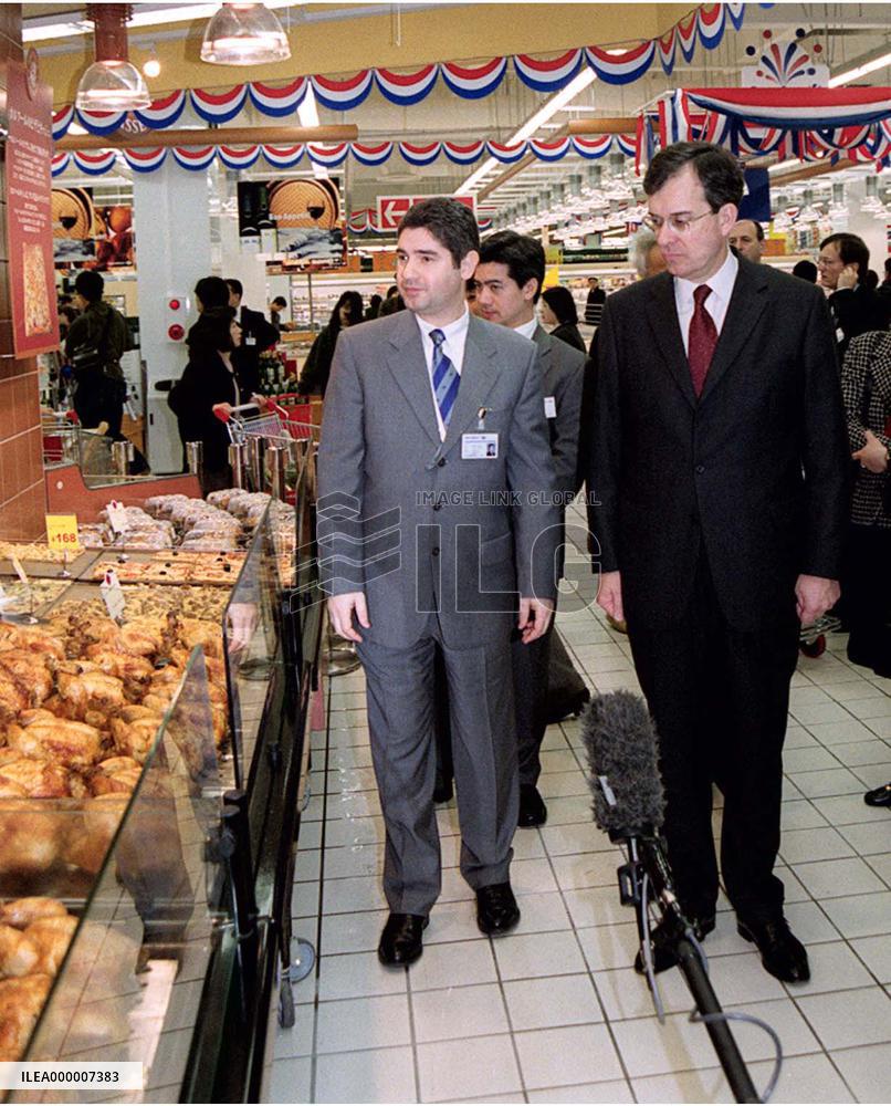 French ambassador visits Carrefour store in Osaka Pref.
