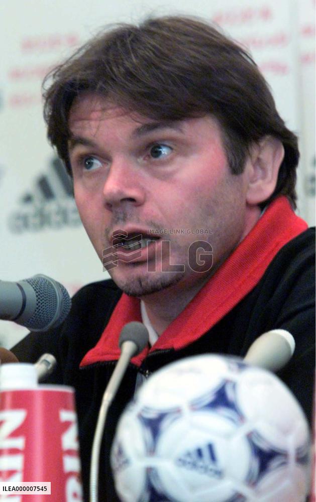 Troussier warns Japan hopefuls not to miss the 'train'