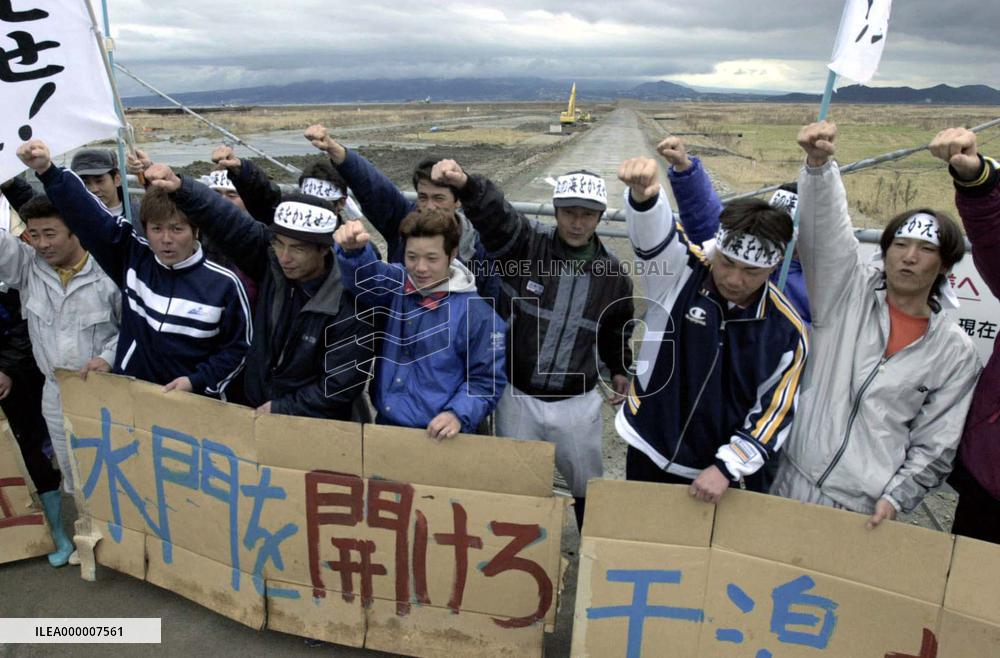 Fishermen blockade gates to Isahaya Bay land reclamation site