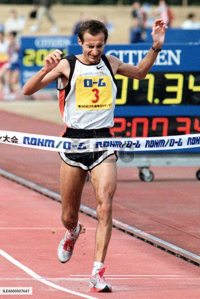 Spaniard Pena wins Lake Biwa Mainichi marathon
