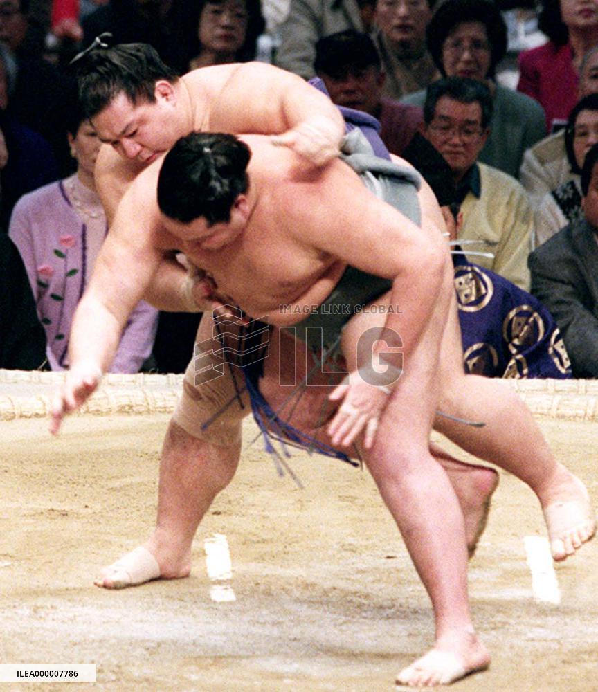 Ozeki Kaio still unbeaten at spring sumo
