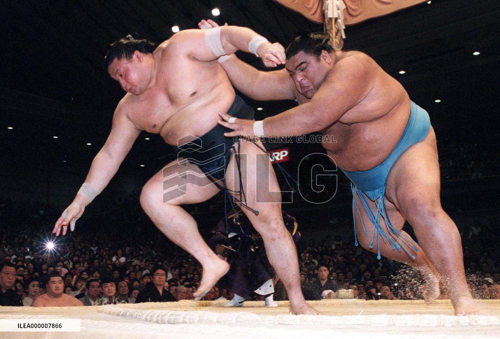 Musashimaru denies Takanohana a chance at Emperor's Cup