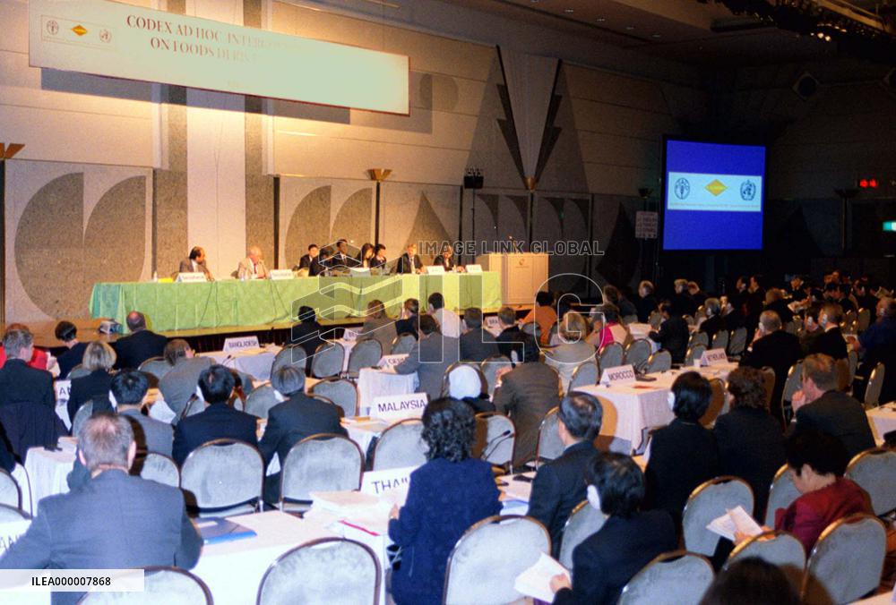 Panel participants discuss GM food