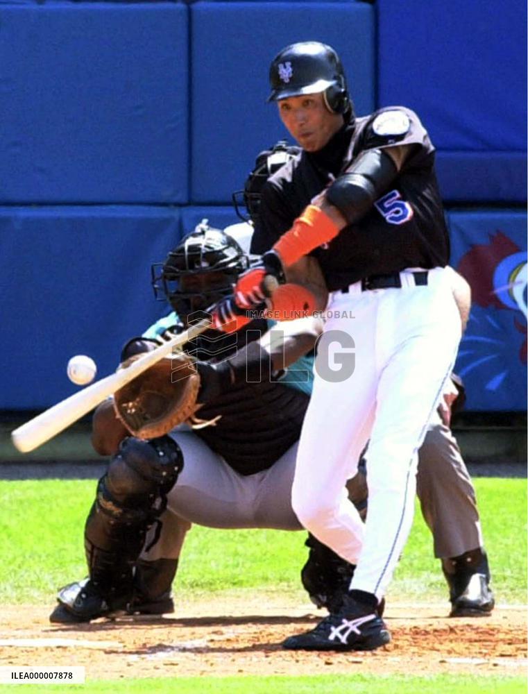 Shinjo singles in a run in game against Marlins