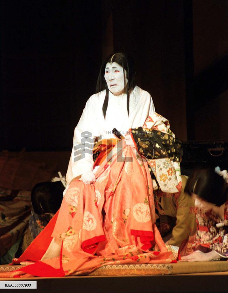 Nakamura Utaemon rehearses on stage