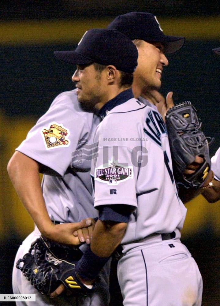 Ichiro, Sasaki hug after Seattle victory over Rangers