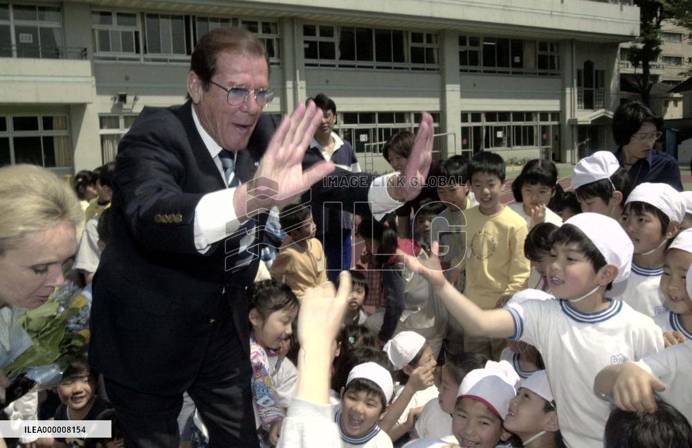 Moore meets Japanese children