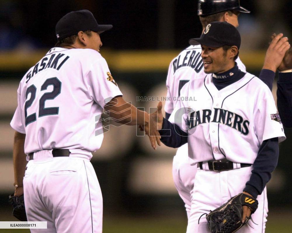 Ichiro, Sasaki share joy of victory over Rangers