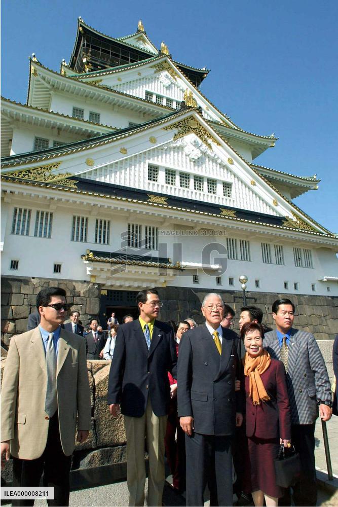 Former Taiwan leader Lee visits Osaka Castle