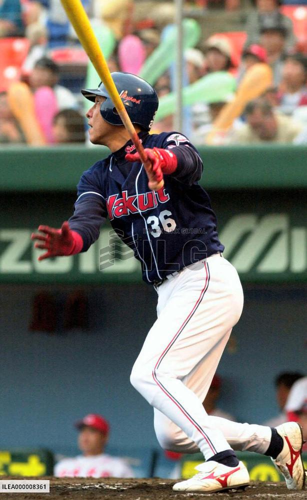 Ikeyama hits 300th career home run