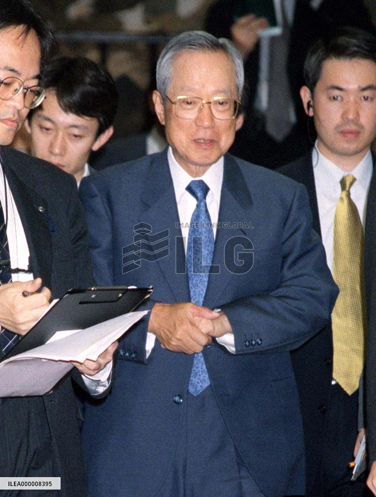 Top business leader vows full support for Koizumi's reforms