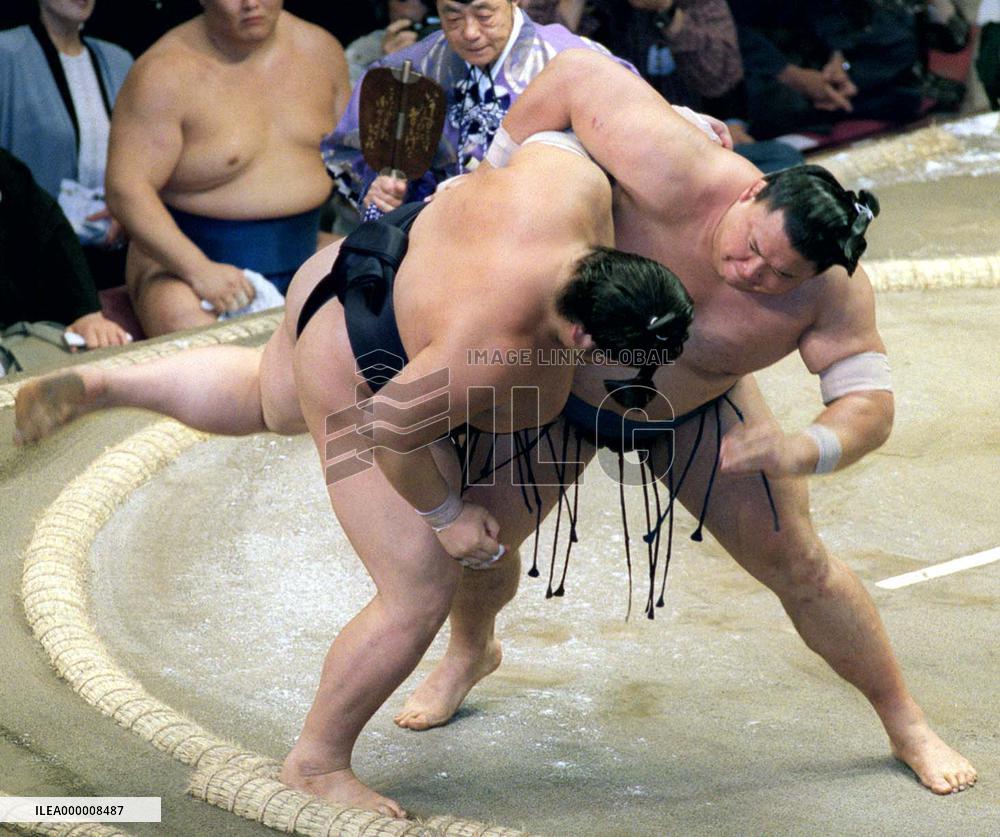 Takanohana keeps lead in summer sumo