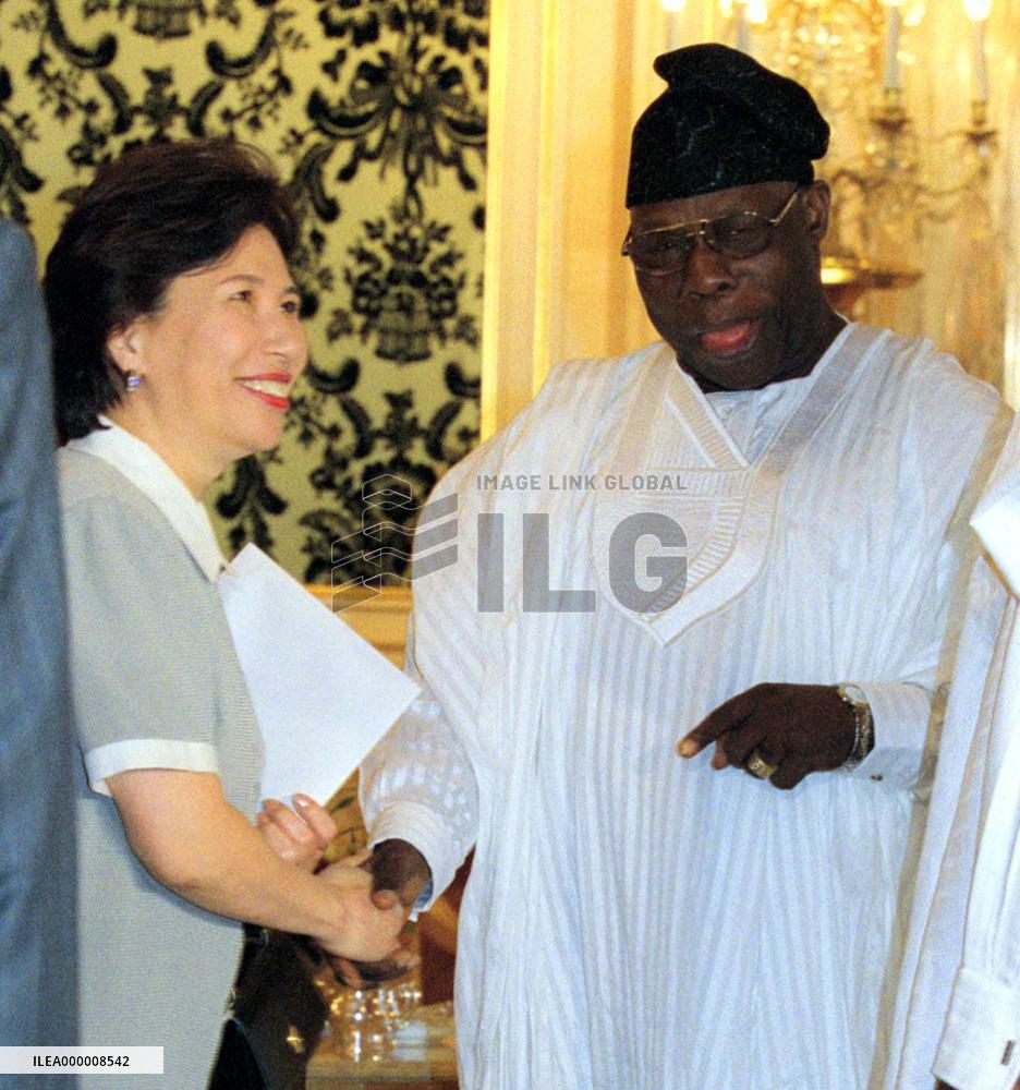 Tanaka meets Nigerian Pres. Obasanjo