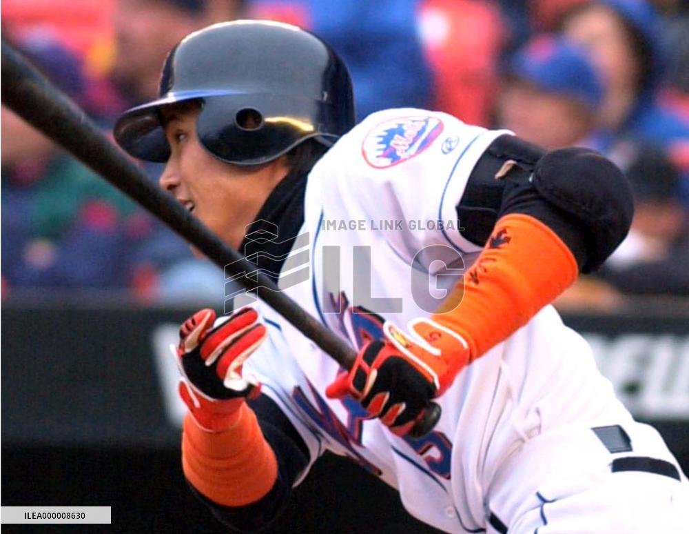 Shinjo lifts average above .300 again