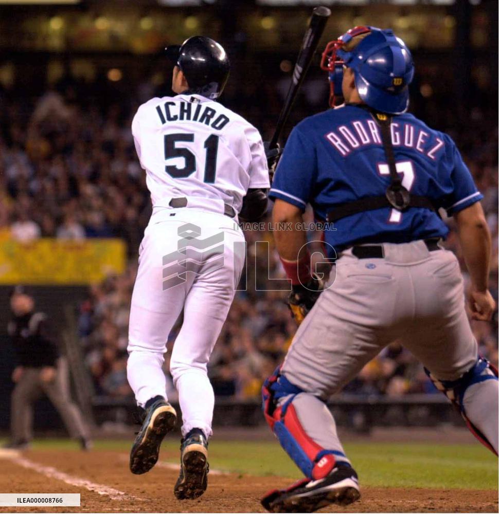 Ichiro hits sacrifice fly