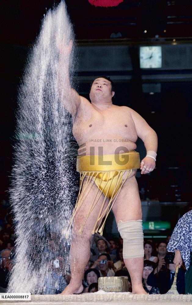 (2) Former sekiwake Mitoizumi retires