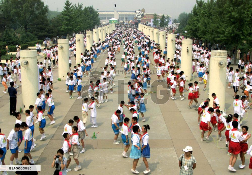 Children appeal for Beijing to host 2008 Olympic games