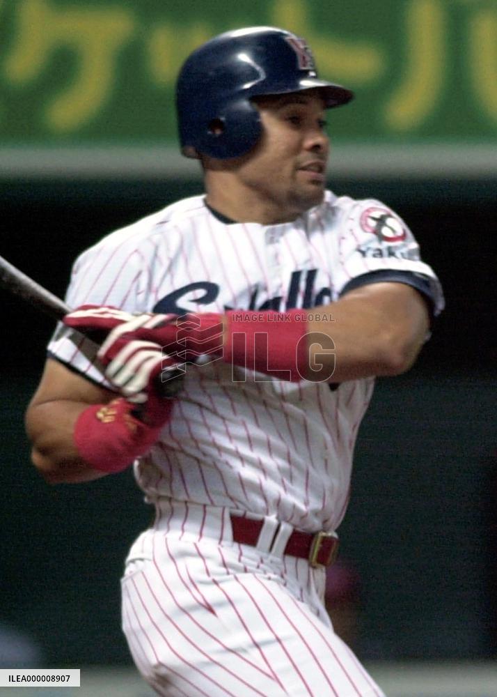 Swallows's Petagine hits go-ahead RBI single against Carp