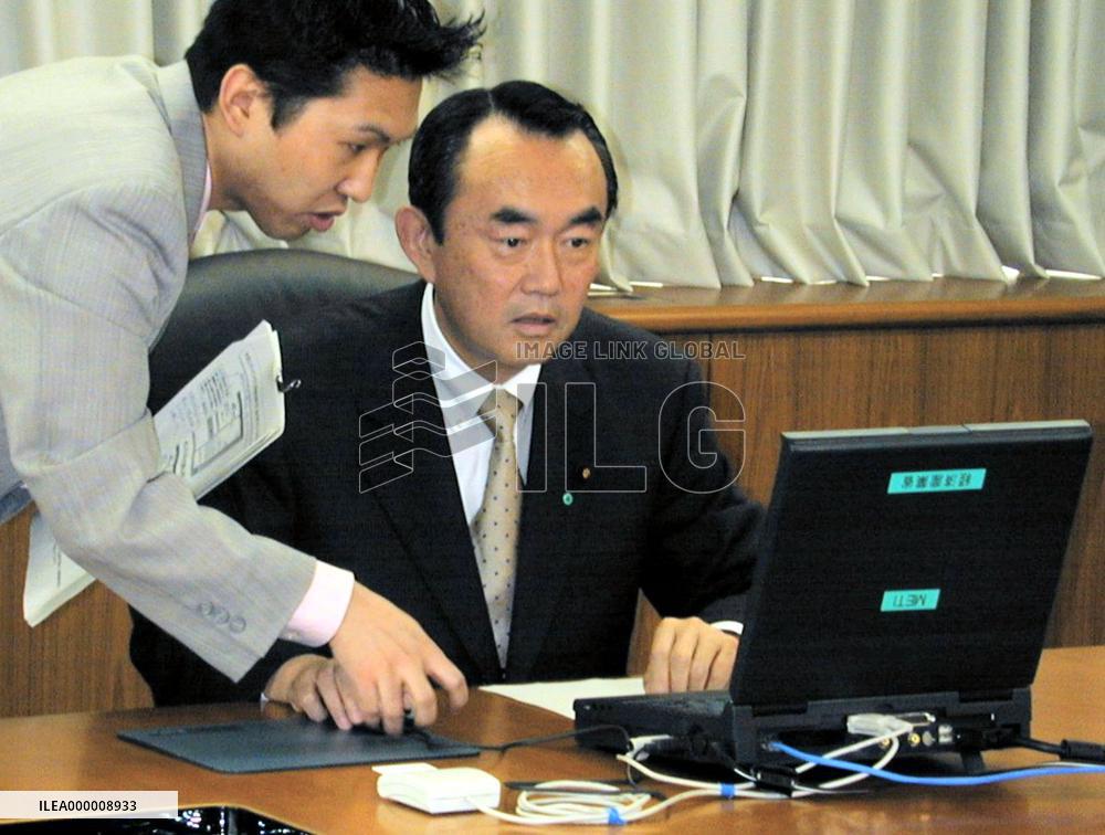 METI's Hiranuma demonstrates debut e-government procedure