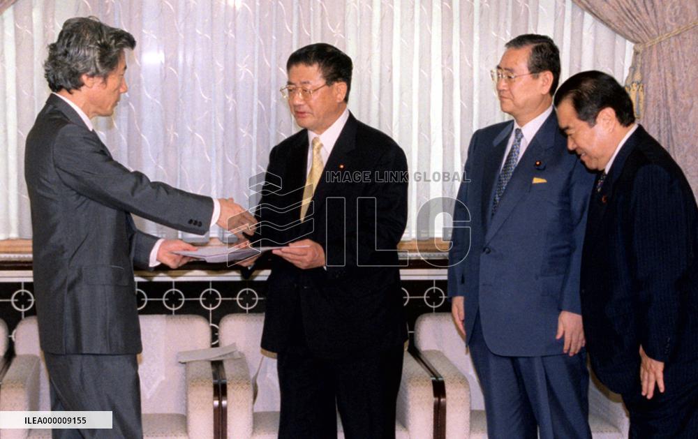 Koizumi hands letter addressed to Jiang to Yamasaki