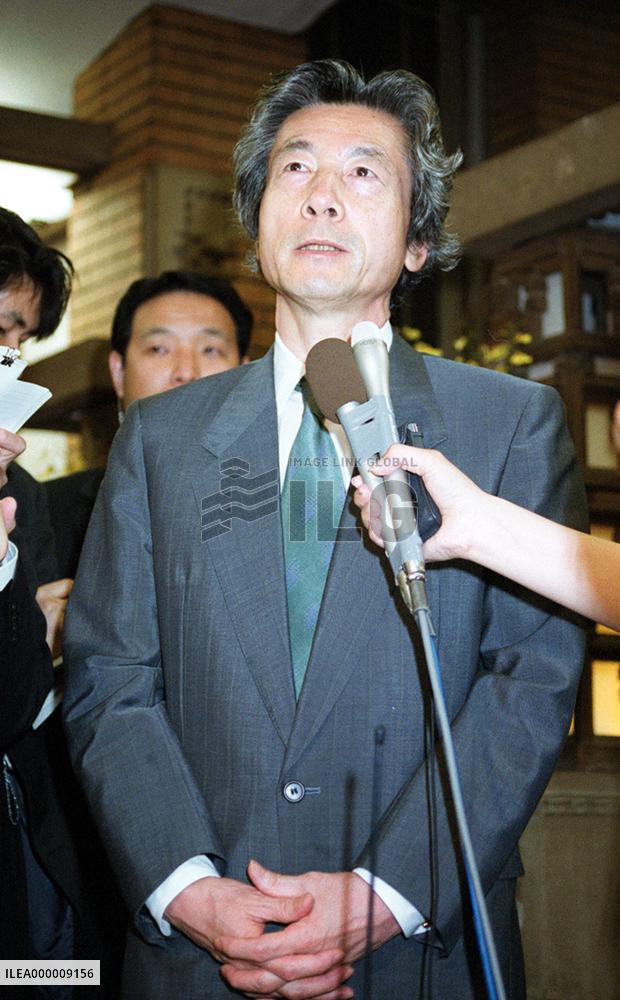 Koizumi speaks to reporters