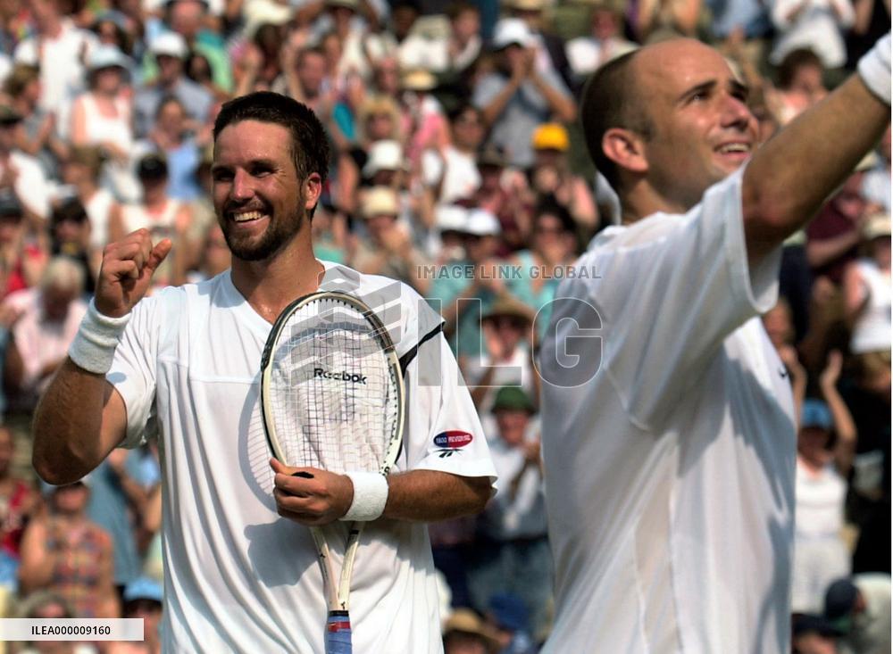Rafter beats Agassi, reaches final