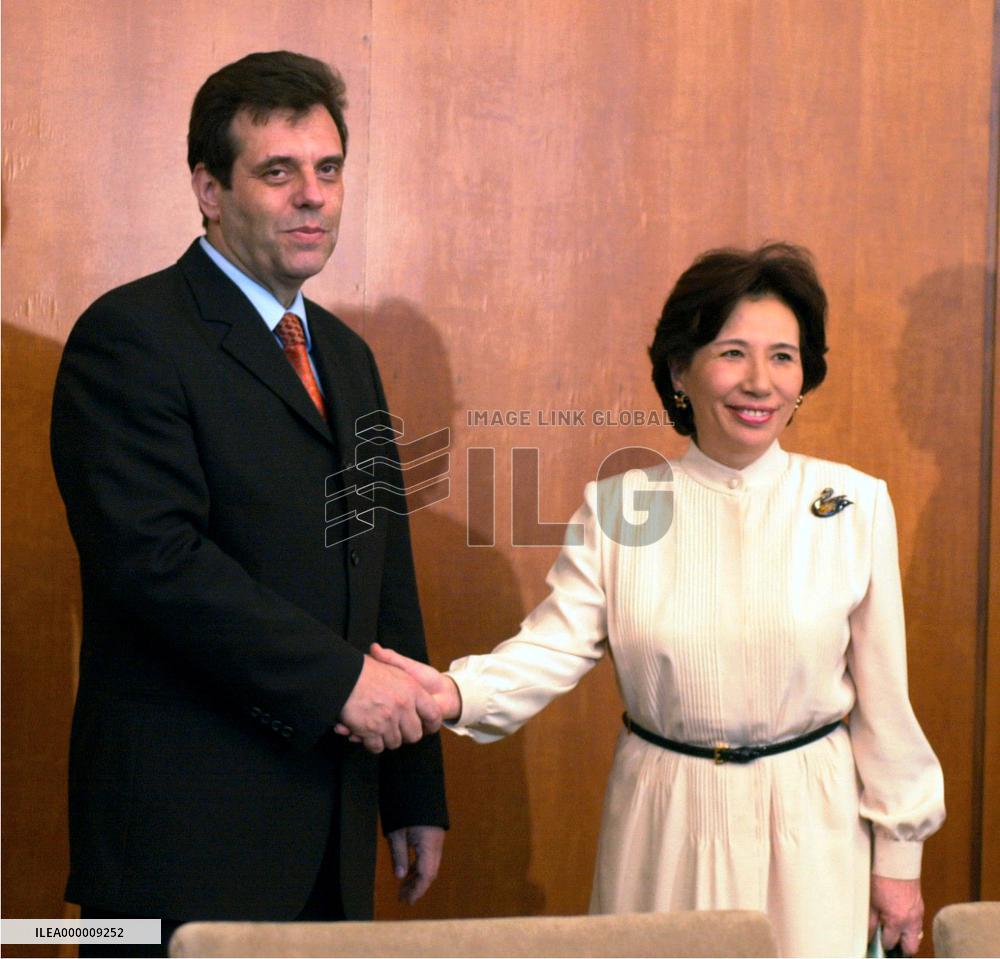 Tanaka meets Kostunica