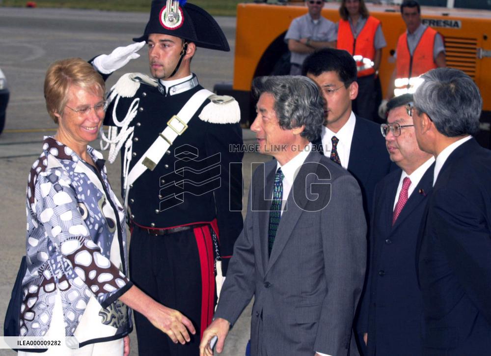 Premier Koizumi arrives at Genoa for G-8 summit