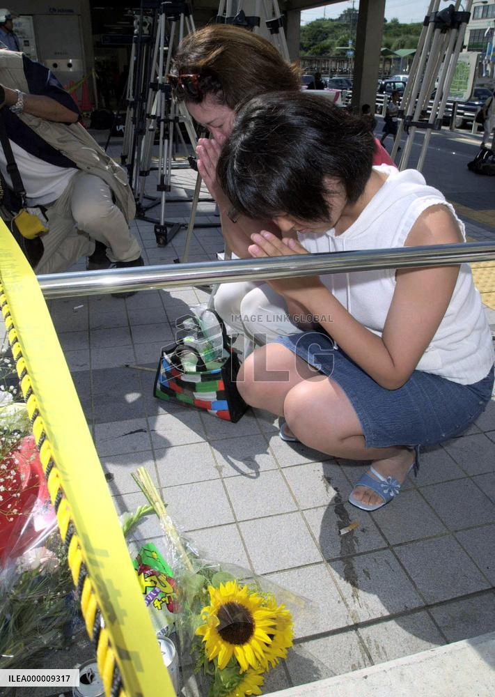 Women pray for those who died in Akashi fatal stampede
