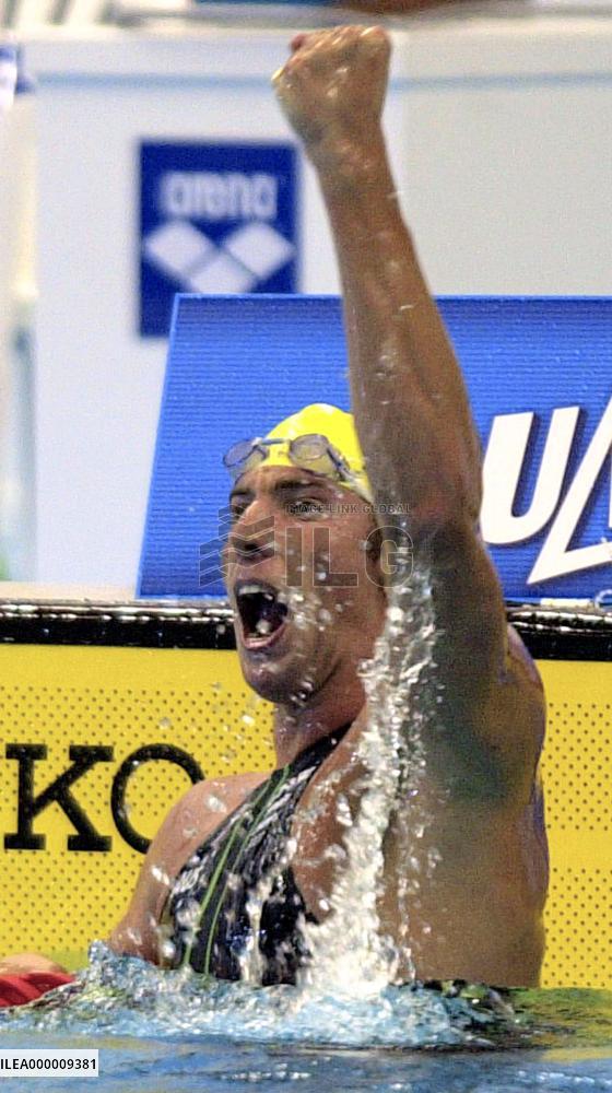 Hackett breaks world record for 1,500 freestyle gold