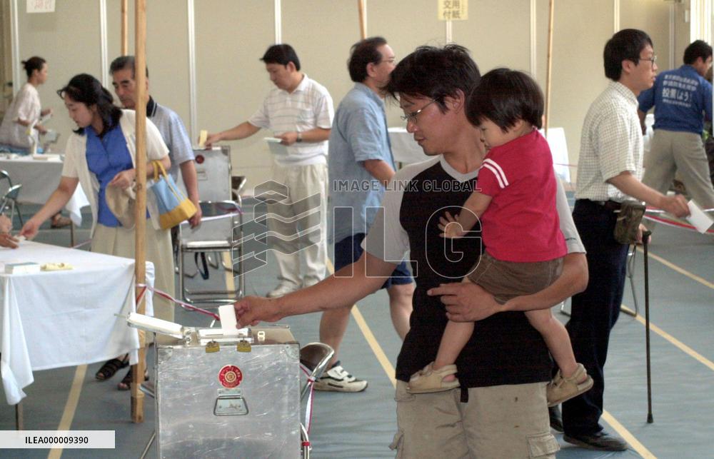 Voting begins for 1st Diet poll under Koizumi gov't