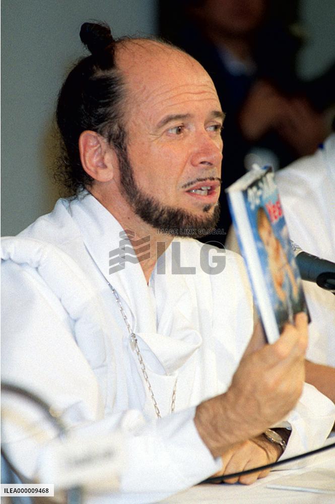 UFO group leader vows to challenge U.S. cloning ban