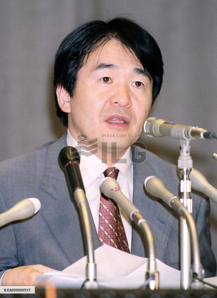 Takenaka talks to the press