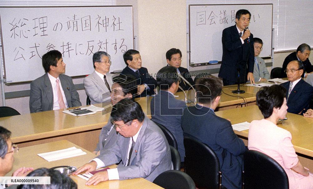 Opinions sharply divided over Koizumi's proposed shrine visit