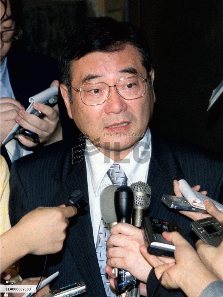 Kato urges Koizummi to move up date of shrine visit