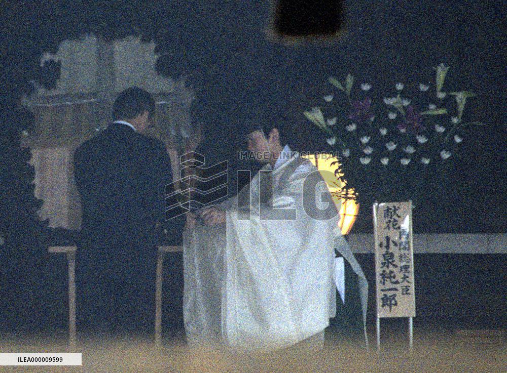 Wreaths from Koizumi laid at Yasukuni Shrine