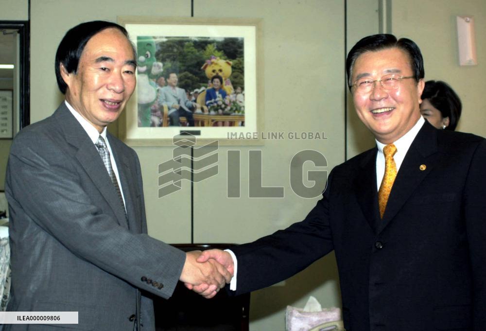 Sakaguchi meets his counterpart in Seoul