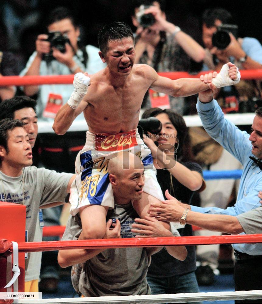 Kobayashi keeps WBA super flyweight crown with split decision