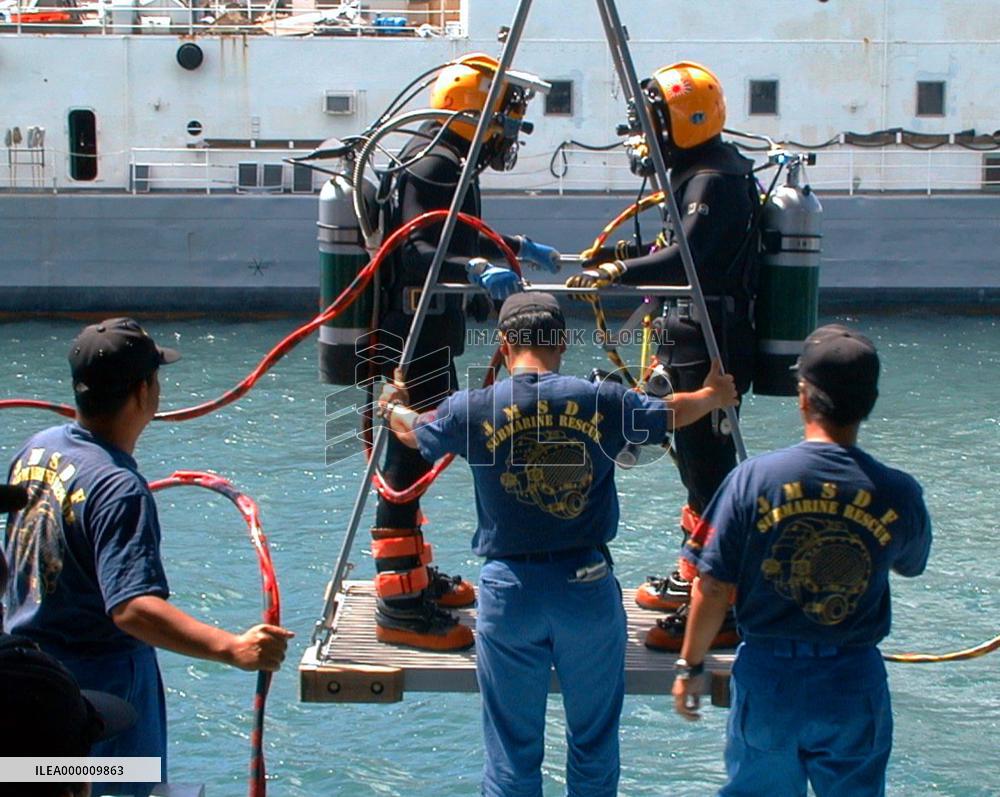 Japanese MSDF divers in Ehime Maru salvage meet press