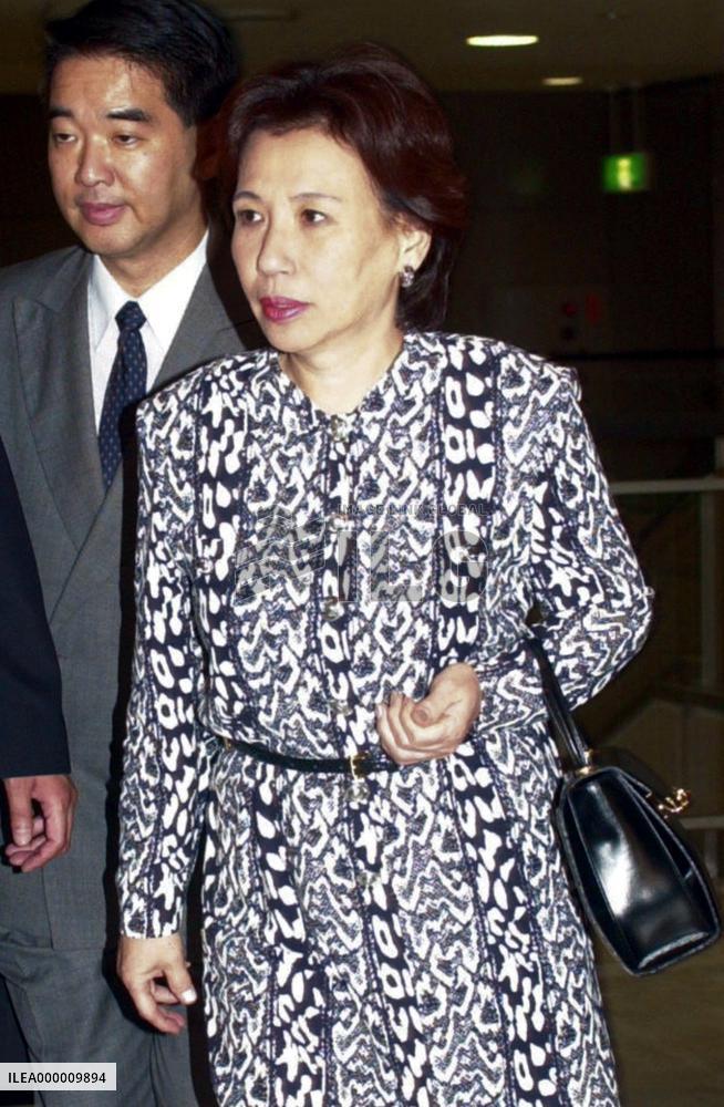 Tanaka departs for U.S. for treaty anniversaries