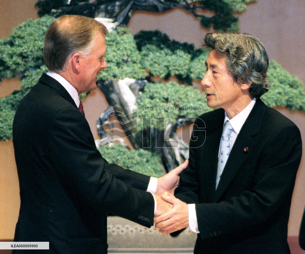 Koizumi, Quayle shake hands on anniversary of peace treaty
