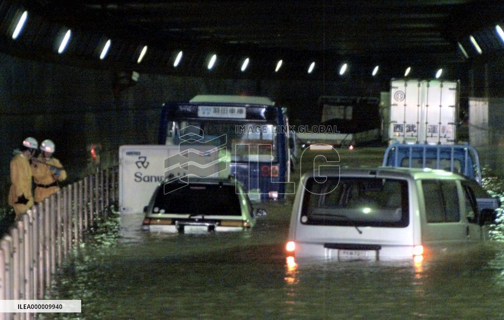 Typhoon strands vehicles in Haneda airport tunnel