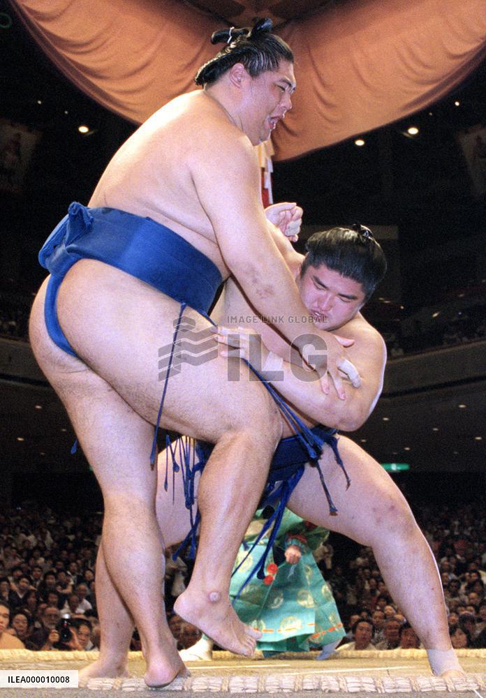 Kotomitsuki posts win to keep lead in autumn sumo