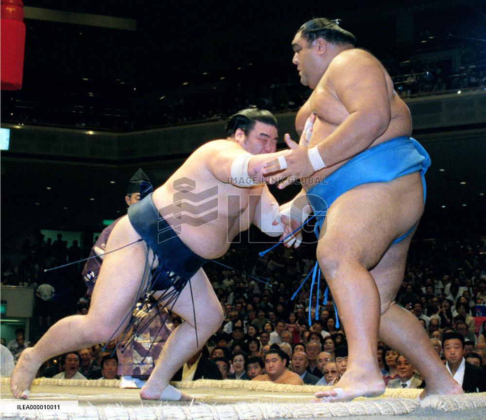 Musashimaru suffers fourth loss